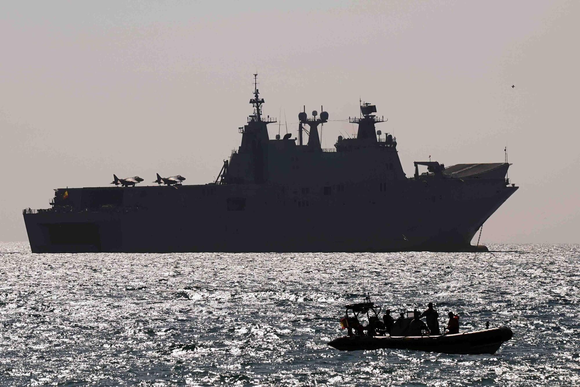 Exhibición dinámica de un desembarco anfibio de La Armada, donde aviones, helicópteros, Infantes de Marina, embarcaciones rápidas y lanchas de desembarco actúan en un escenario simulado de rescate de rehenes