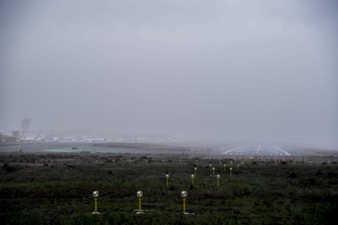 La borrasca colapsa el espacio aéreo de Canarias
