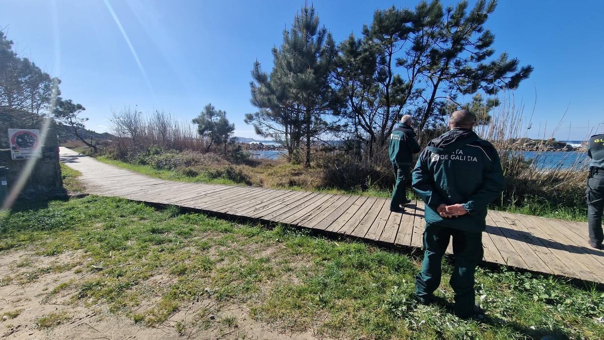 Efectivos de Gardacostas en una de las zonas de O Grove ampliadas para los bateeiros.