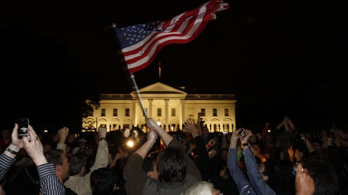 Cientos de personas con banderas de EEUU celebran la noticia de la muerte de Bin Laden, esta madrugada, a las puertas de la Casa Blanca.