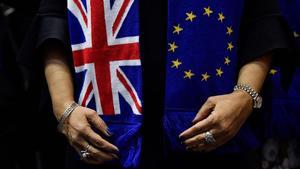 Foto del pasado 30 de enero de la despedida de europarlamentarios británicos con la bandera de la Unión Europea y la del Reino Unido.