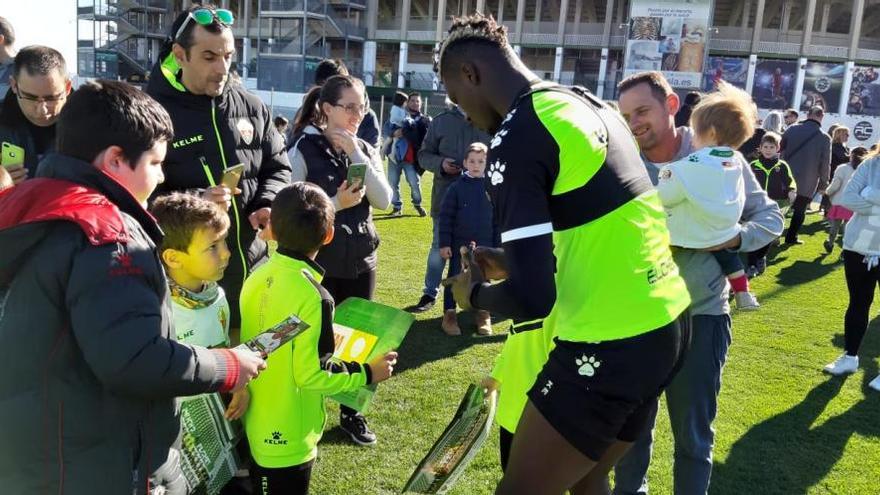 Sory Kaba firma autógrafos al final del primer entrenamiento del año