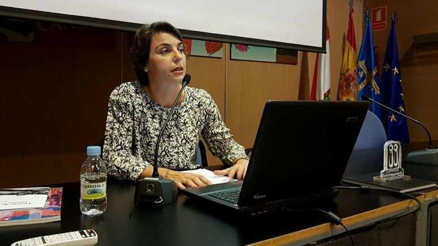 La profesora Isabel Ruiz de la Peña durante la charla, ayer, en Candás.