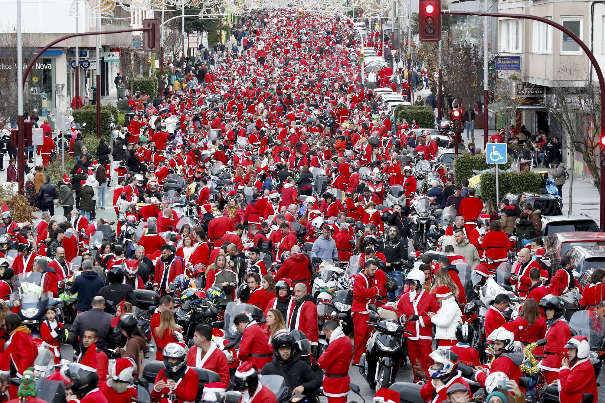 Papa Noel guarda los renos y saca la moto