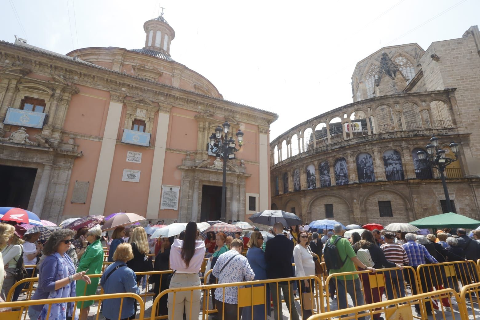 Comienza el Besamanos a la virgen pese al mal tiempo