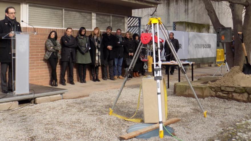 L&#039;alcalde Joan Carles Batanés durant la posada de la primera pedra de l&#039;ampliació del centre.