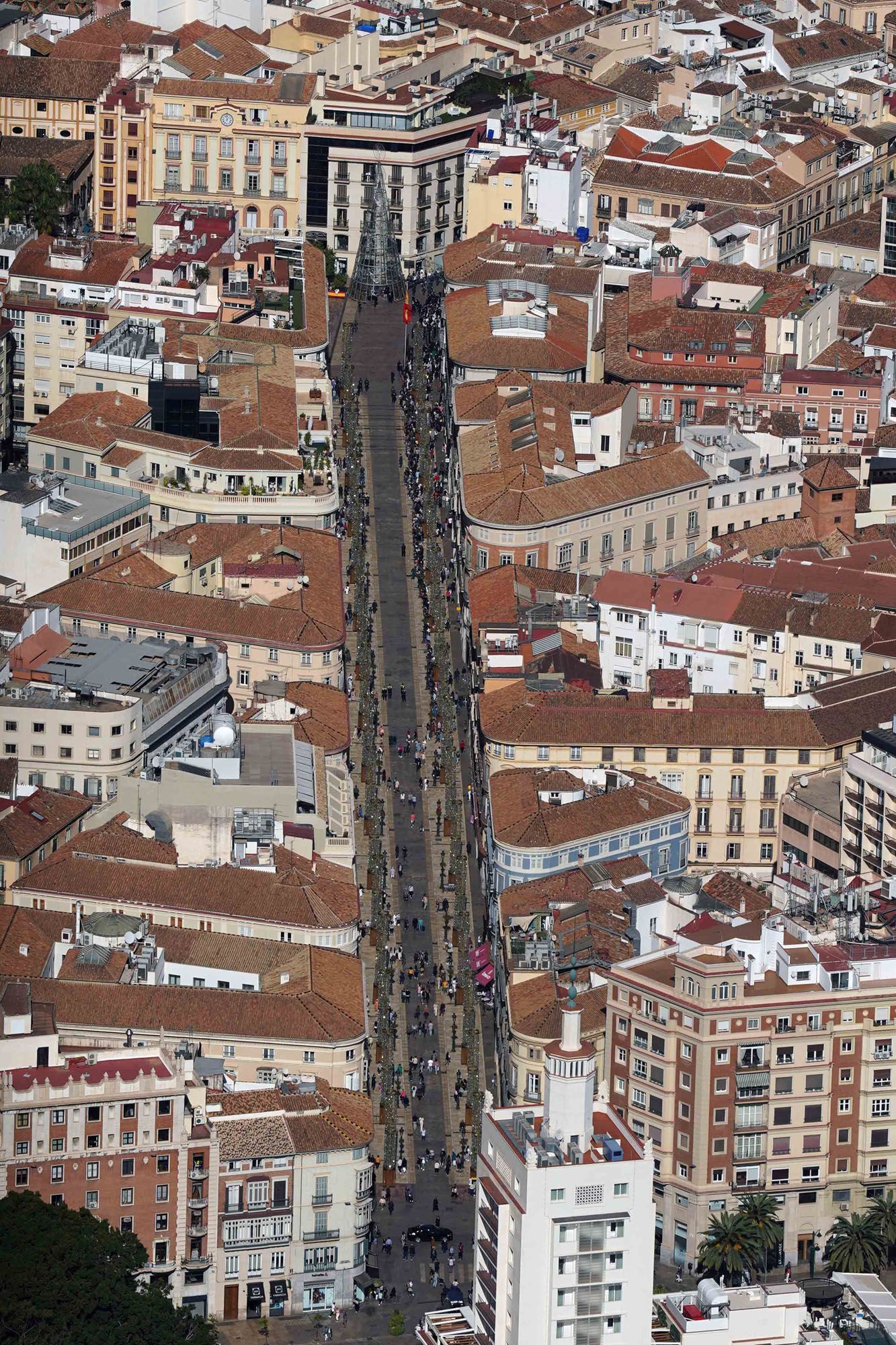Vuelo de un helicóptero de la Guardia Civil sobrevolando Málaga durante el acto del Día del Veterano.