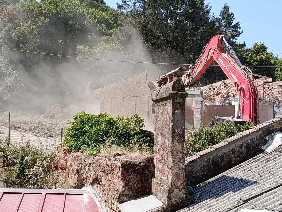Polvo generado por la maquinaria que trabaja en las demoliciones.