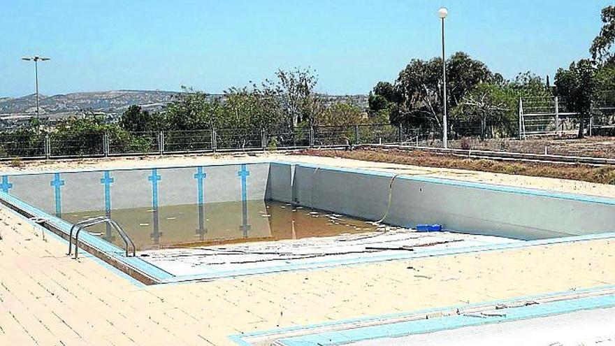 La disputa política deja en el aire la apertura de la piscina