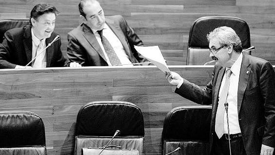 Graciano Torre, a la derecha, responde a Joaquín Aréstegui, a la izquierda, en presencia de Fernando Goñi.