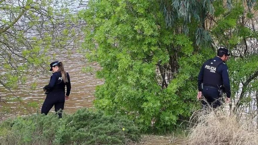 Rescatan a un hombre de 64 años tras precipitarse al Guadiana en Badajoz