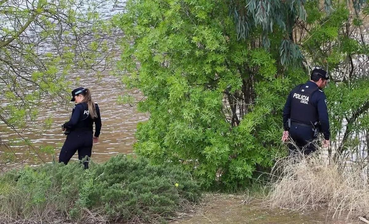 Agentes de la Policía Local durante un rescate en el Guadiana, en una imagen de archivo.
