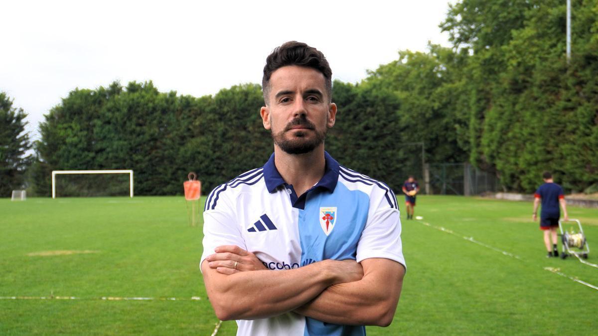 Rafa de Vicente ya posa con la camiseta de la SD Compostela.