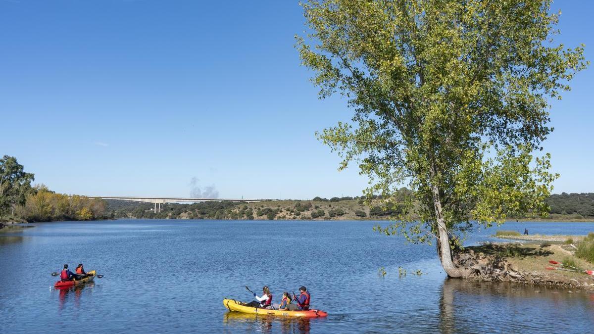 Paseo en kayak por lámina de agua durante el Mes de las Reservas de la Biosfera.