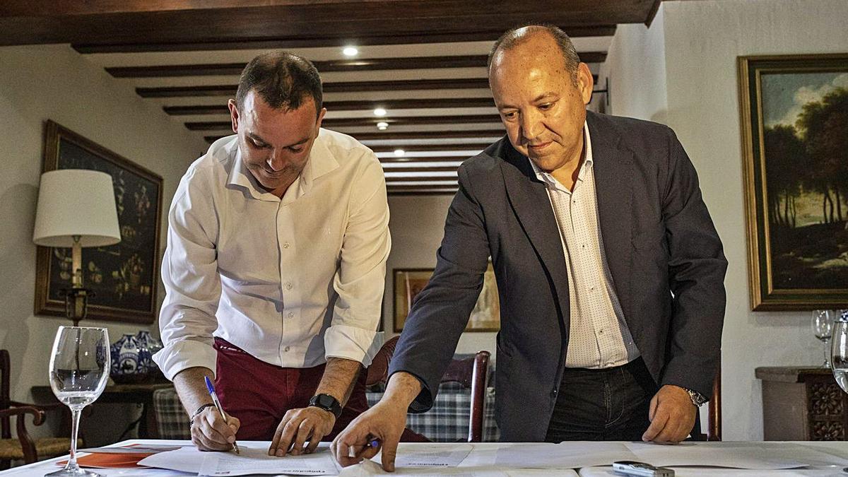 Requejo y Barrios, durante la firma del acuerdo del bipartito, en junio de 2019.