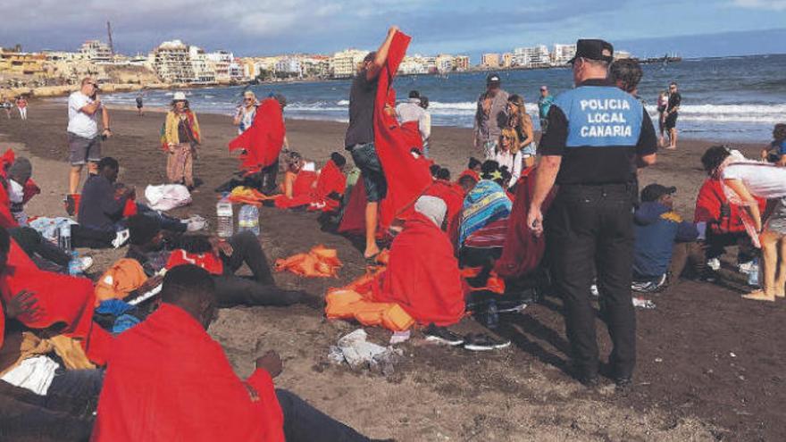 Fuerzas de Seguridad y Emergencias atienden a un grupo de migrantes recién llegados a las costas canarias.