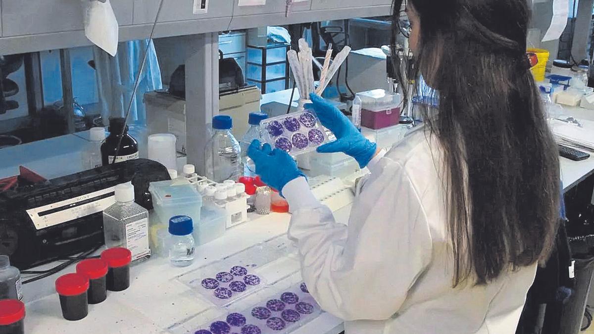 Una investigadora en el laboratorio.