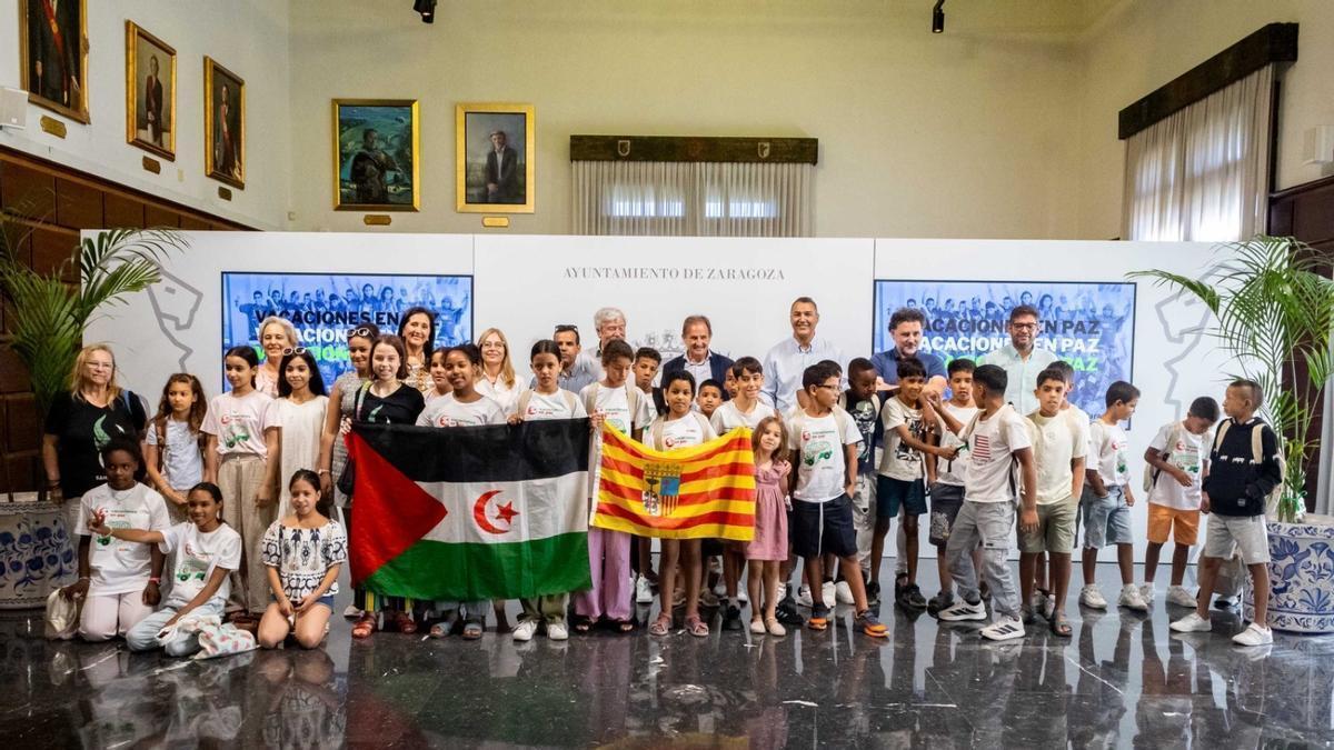 Los niños saharauis en el Salón de Recepciones junto con miembros del Ayuntamiento de Zaragoza