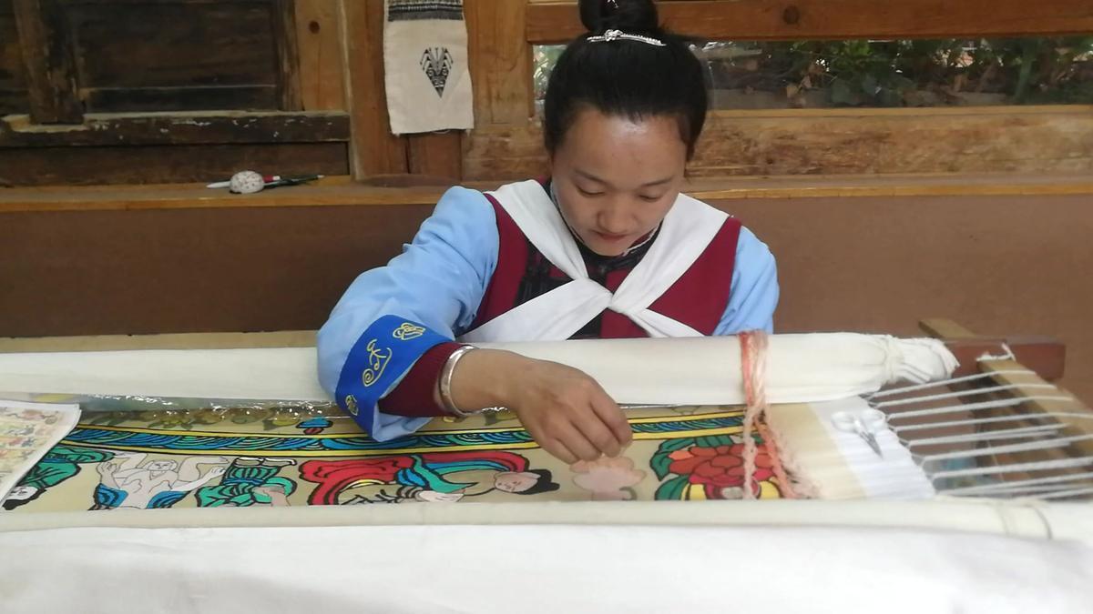 Un instituto muestra la tradición centenaria del bordado a las campesinas en la provincia china de Yunnan.