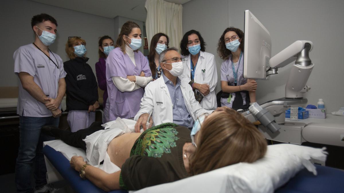 Médicos del Peset muestran a radiólogos de Alicante cómo se realizan ecografías de contraste para lesiones de intestino, hepáticas y renales