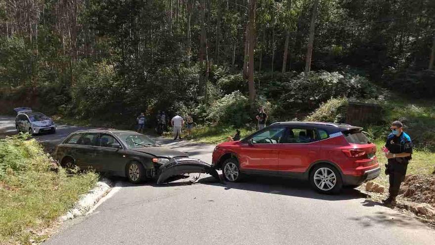 Los dos vehículos siniestrados en la subida a San Lorenzo, en Domaio.// Fdv