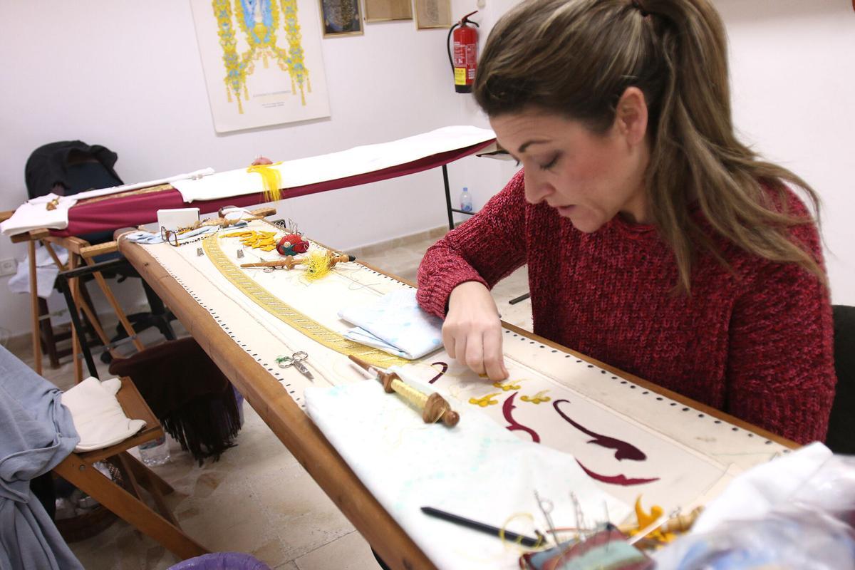 mlg. 17/0172018 el consejero de Empleo, Empresa y Comercio, Javier Carnero, presenta la convocatoria de los I Premios a la Artesanía de Andalucía. En el taller de bordados Juan Rosén