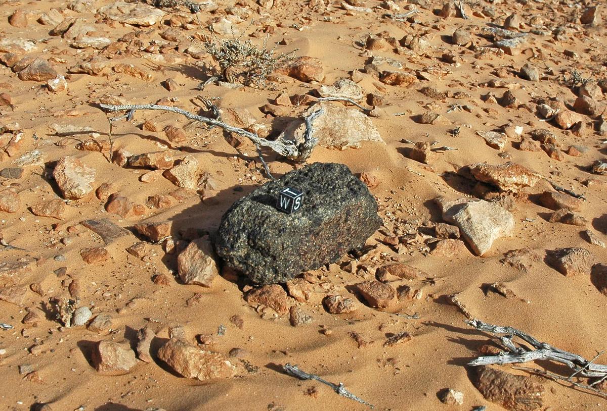 Meteorito KG 002, uno de los pocos de Marte documentados, encontrado en el desierto del Sáhara en 2010, y que puede verse ahora en el CCCB.
