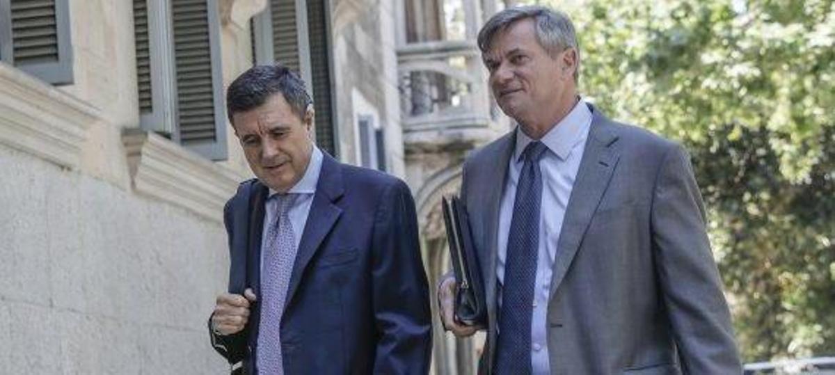 Jaume Matas, izquierda, con su abogado Josep Zaforteza.