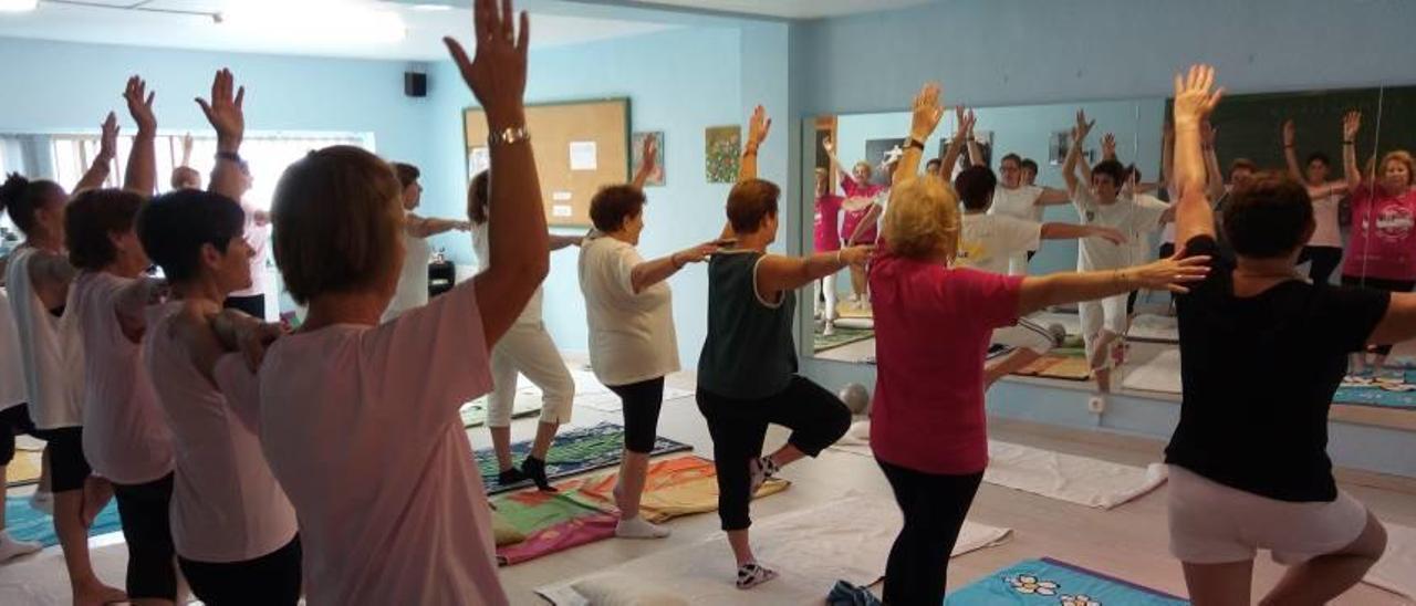 Sesión de yoga, ayer por la mañana, una de las distintas actividades que ofrece Amacmec.