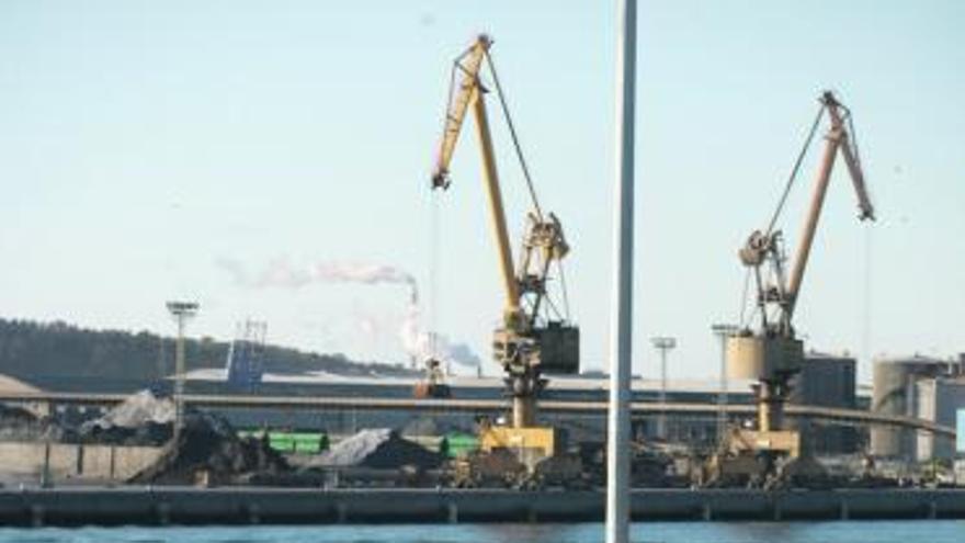 Obras de ampliación del puerto por la margen derecha de la ría avilesina, en una imagen de archivo.