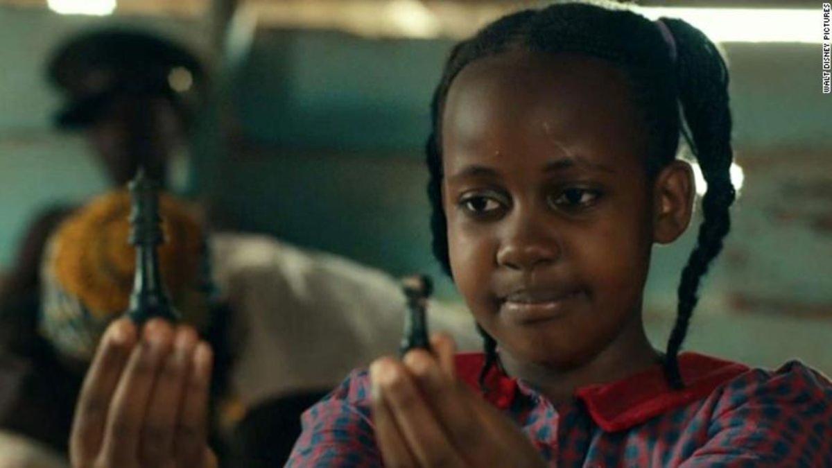 Nikita Pearl Waligwa, en una escena 'La reina de Katwe'