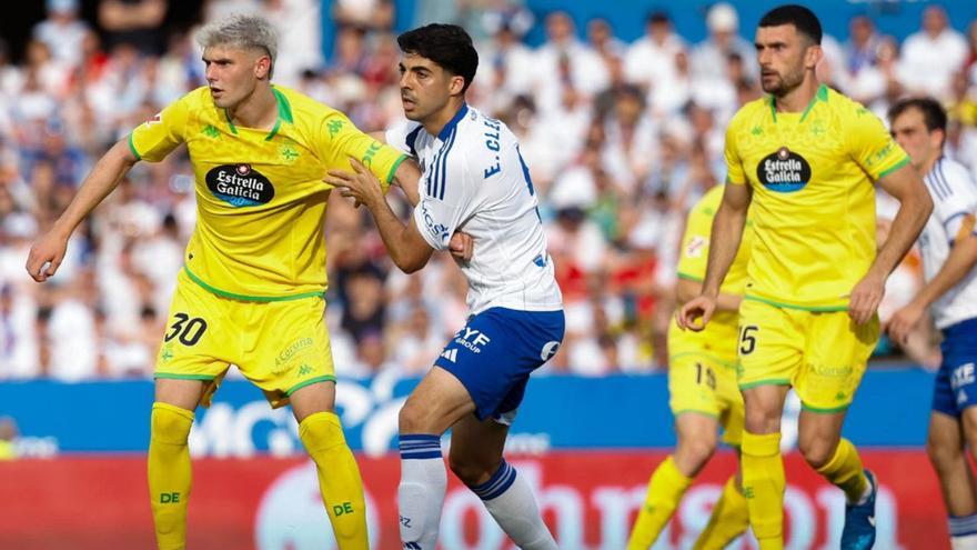 Adrián Guerrero, agarrado por un rival, en el partido ante el Zaragoza. | RCD