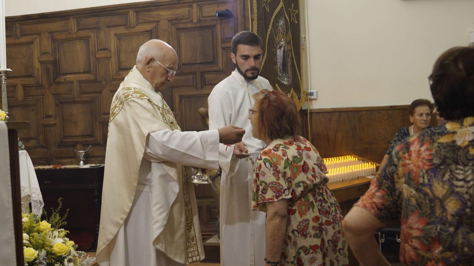 La Virgen del Carmen del Camino congrega a cientos de fieles en su ermita.