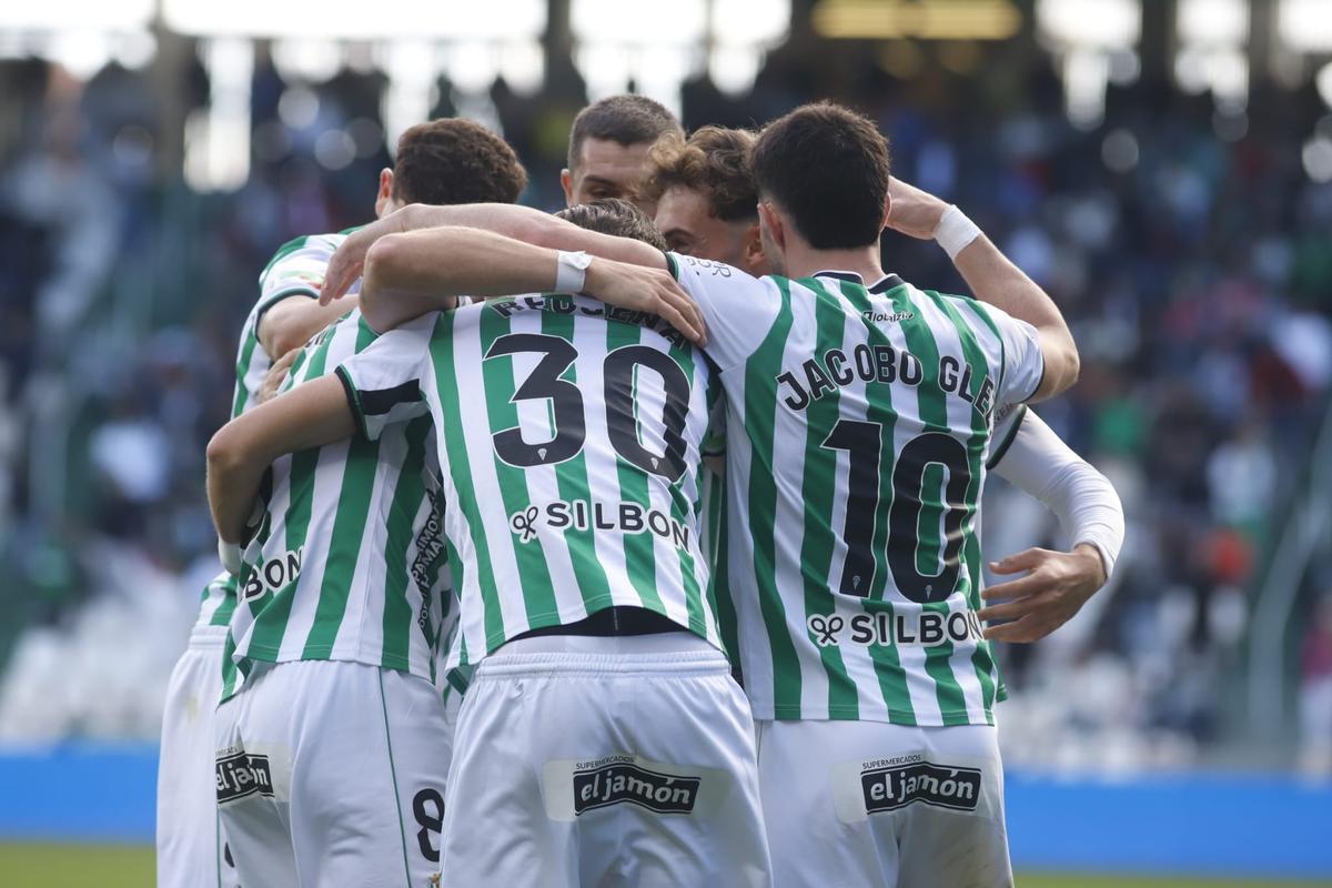 Los futbolistas del Córdoba CF celebran la diana de Goti en El Arcángel.