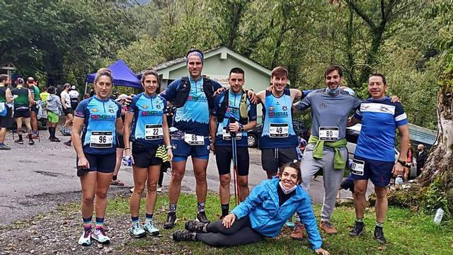 Miembros del Galaico que corrieron el trail “Cumios do Courel”. |