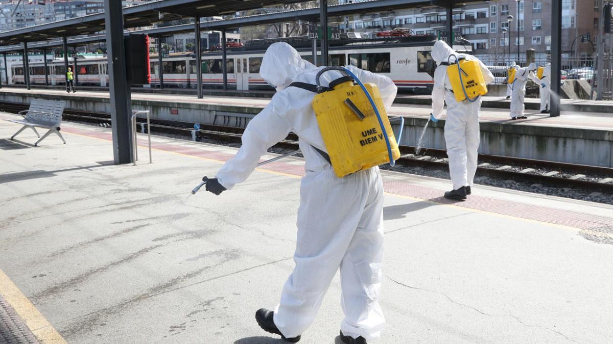 Trabajos de desinfección en una estación de tren de Vigo. // R. Grobas