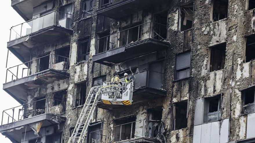Un equip de bombers saneja un dels edificis sinistrats | EP