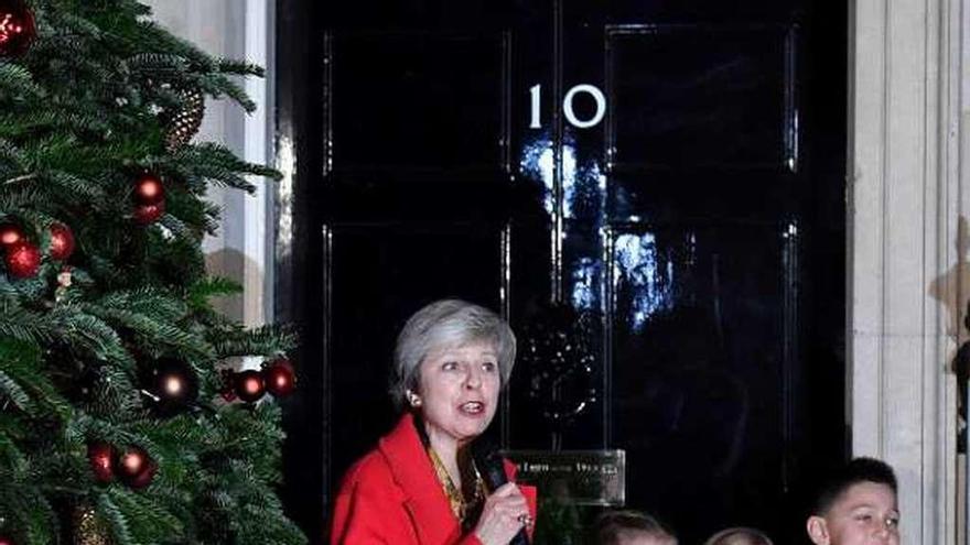 May se fotografía con unos niños delante del 10 de Downing Street.