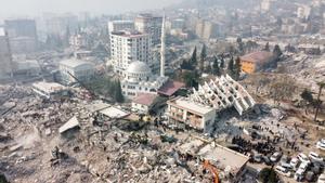 Fotografía aérea hecha con un dron que muestra la destrucción causada por el terremoto en la ciudad de Kahramanmaras, Turquía. EFE/ Abir Sultan