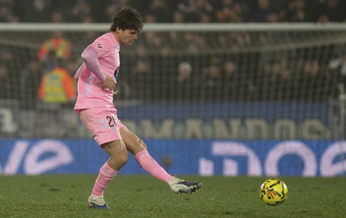 Marcos Alonso da un 
pase en el partido. | |