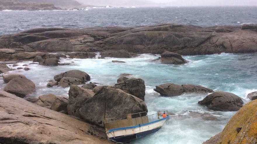 El &quot;Petrel&quot;, ayer en las rocas de Ancoradouro, en la costa de Cabo Udra. // Gonzalo Núñez