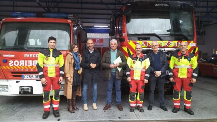 Un momento de la visita al parque de bomberos.