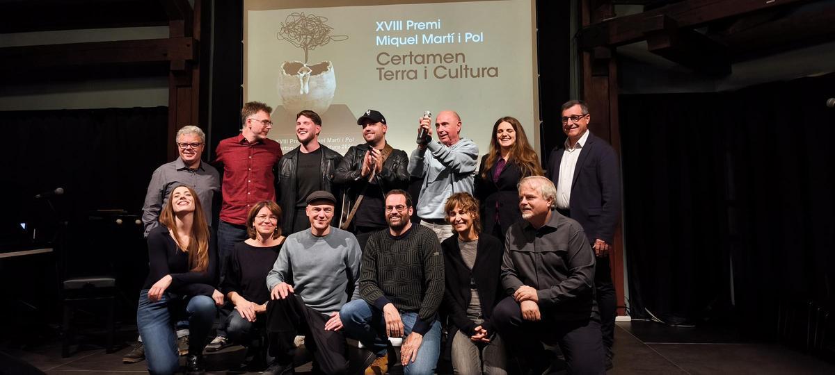 Fredrik Strand -el tercer per l'esquerra, a dalt- amb Lluís Llach i membres del jurat.