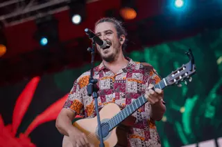 Fermin Muguruza signa un concert multitudinari al Cruïlla desplegant un repertori ple de força i consciència social