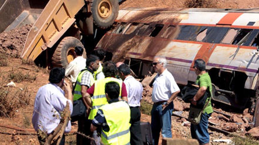 El camión de obra, empotrado sobre el tren de pasajeros, en Carmonita (Badajoz).