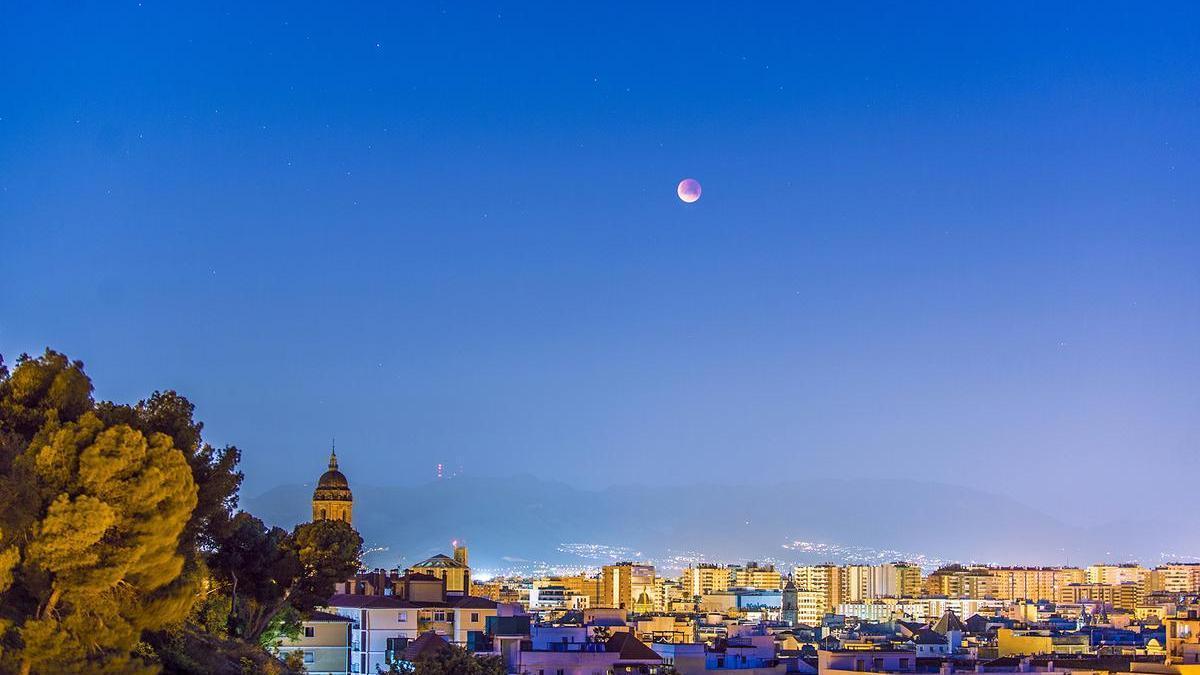 Imagen del eclipse de luna de esta pasada madrugada desde el Gibralfaro.