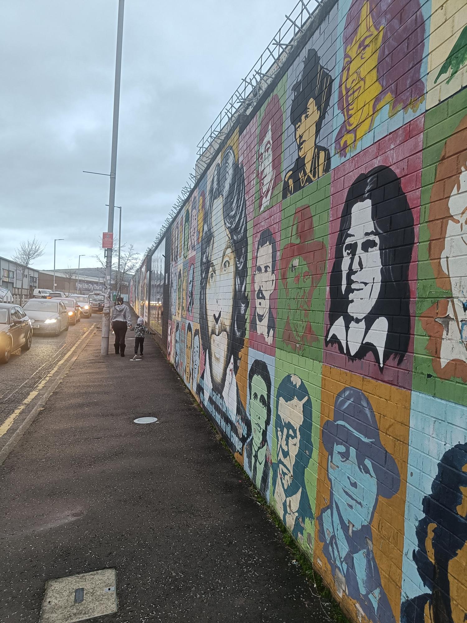 En imágenes: Música, comida y fiesta para derribar el muro de Belfast