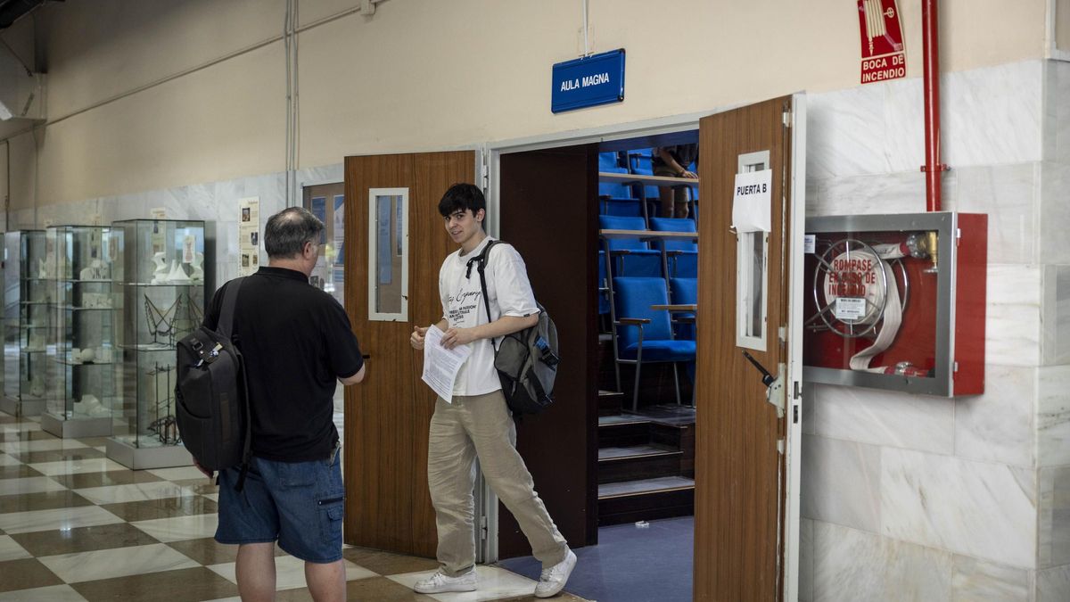 Un estudiante sale de la prueba de Historia de la Filosofía en el primer día de la PAU extraordinaria, este martes.