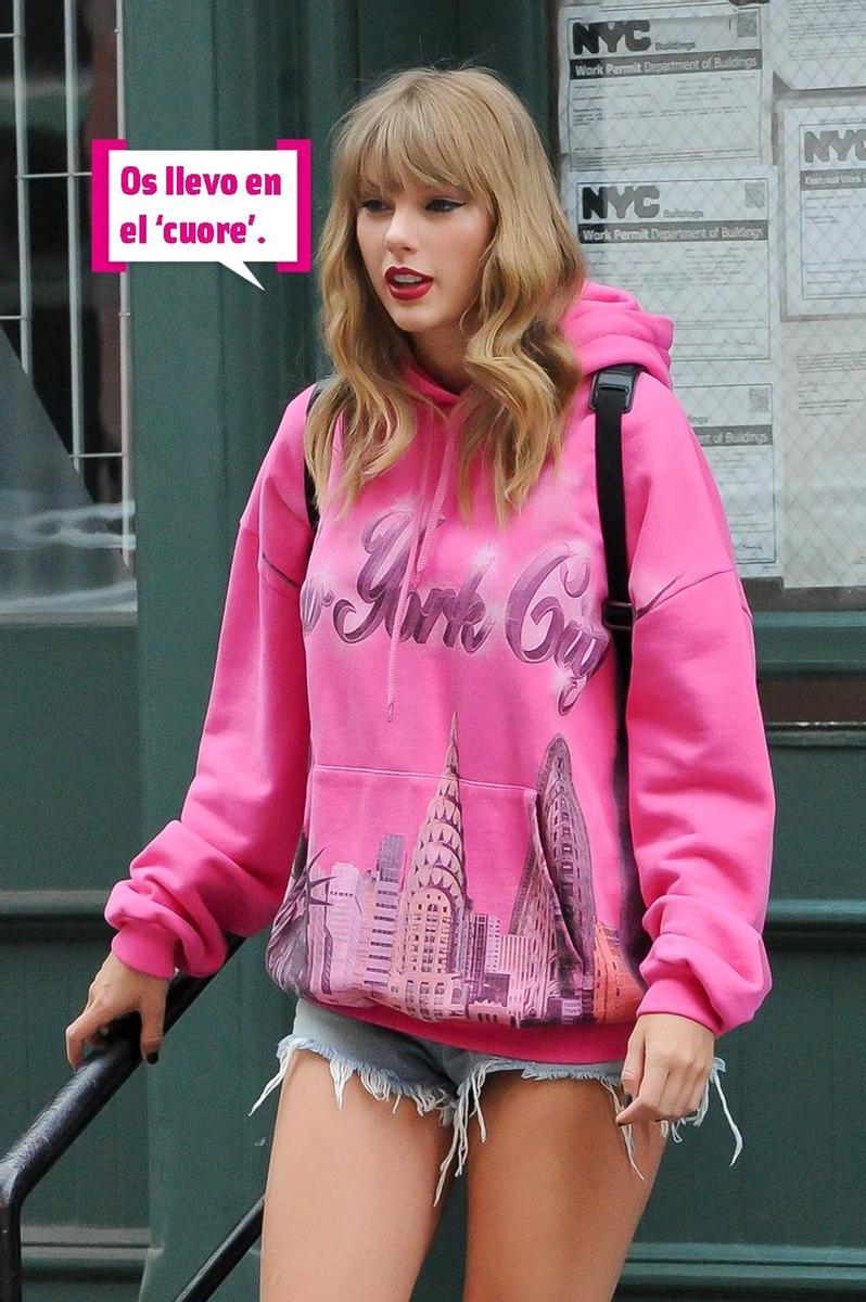 Taylor Swift con sudadera rosa Cuore de Nueva York