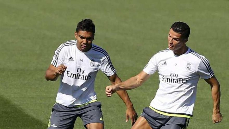 Cristiano Ronaldo controla el balón ayer en Valdebebas.